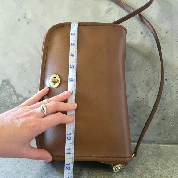 Vintage Coach 2325 British Tan NYC Glove Tanned Leather Turnlock Flap Bag USA